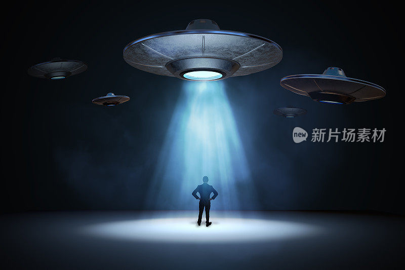 外星人入侵的概念。一个人站在飞碟飞船的光束下。3 d渲染插图。